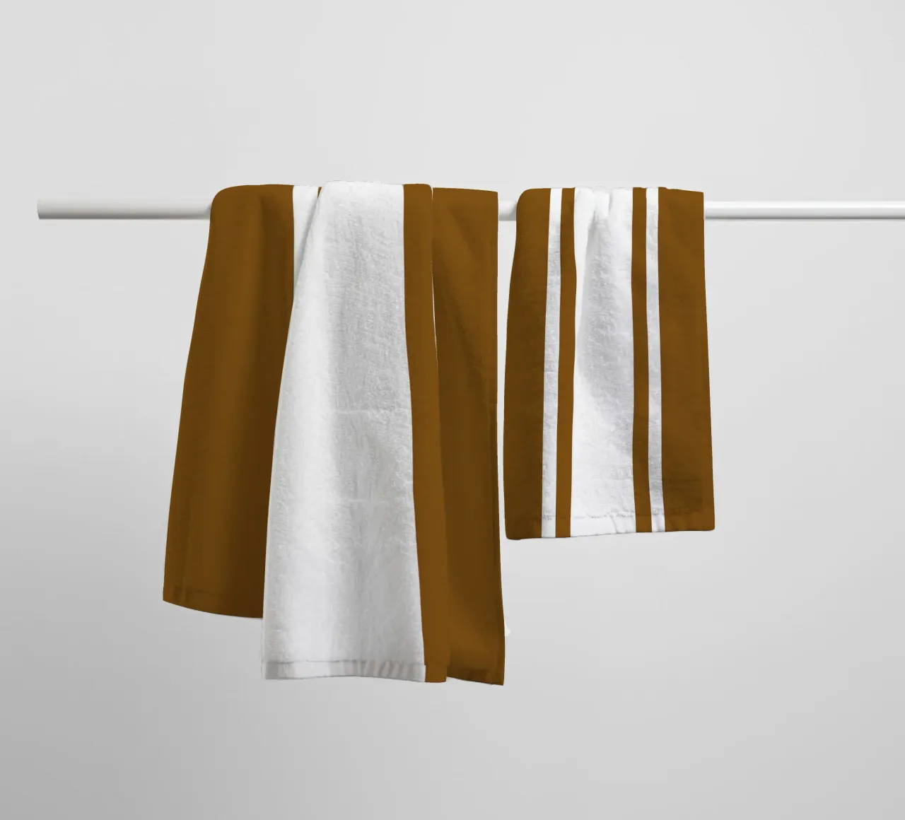 Basic Chic Scandi a righe centrate 1 | Bianco su marrone scuro asciugamano da bagno da Beauty in Simplicity