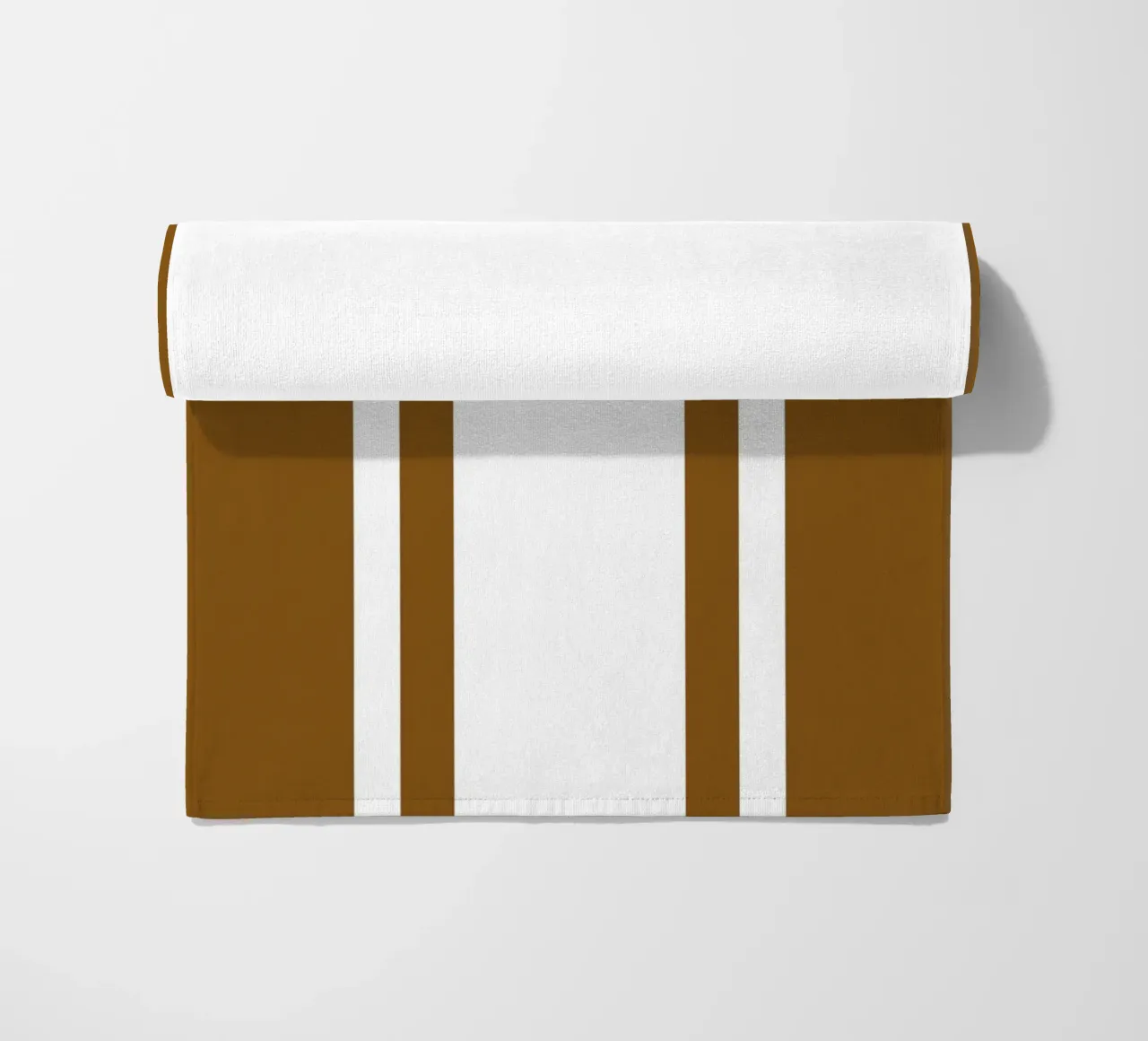 Basic Chic Scandi a righe centrate 1 | Bianco su marrone scuro telo mare da Beauty in Simplicity