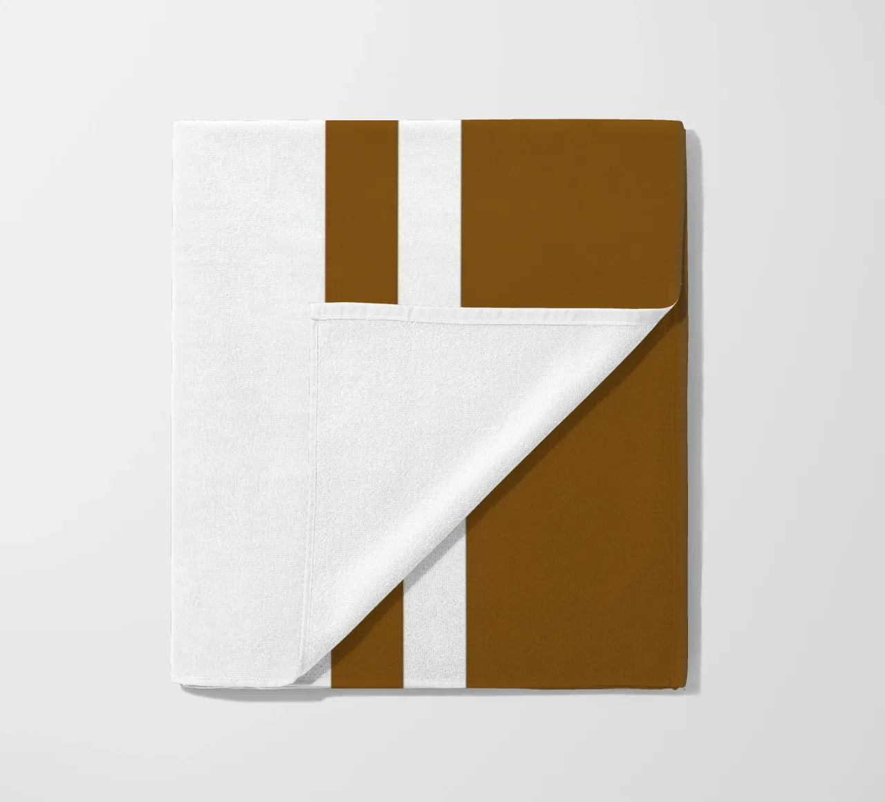 Basic Chic Scandi a righe centrate 1 | Bianco su marrone scuro telo mare da Beauty in Simplicity