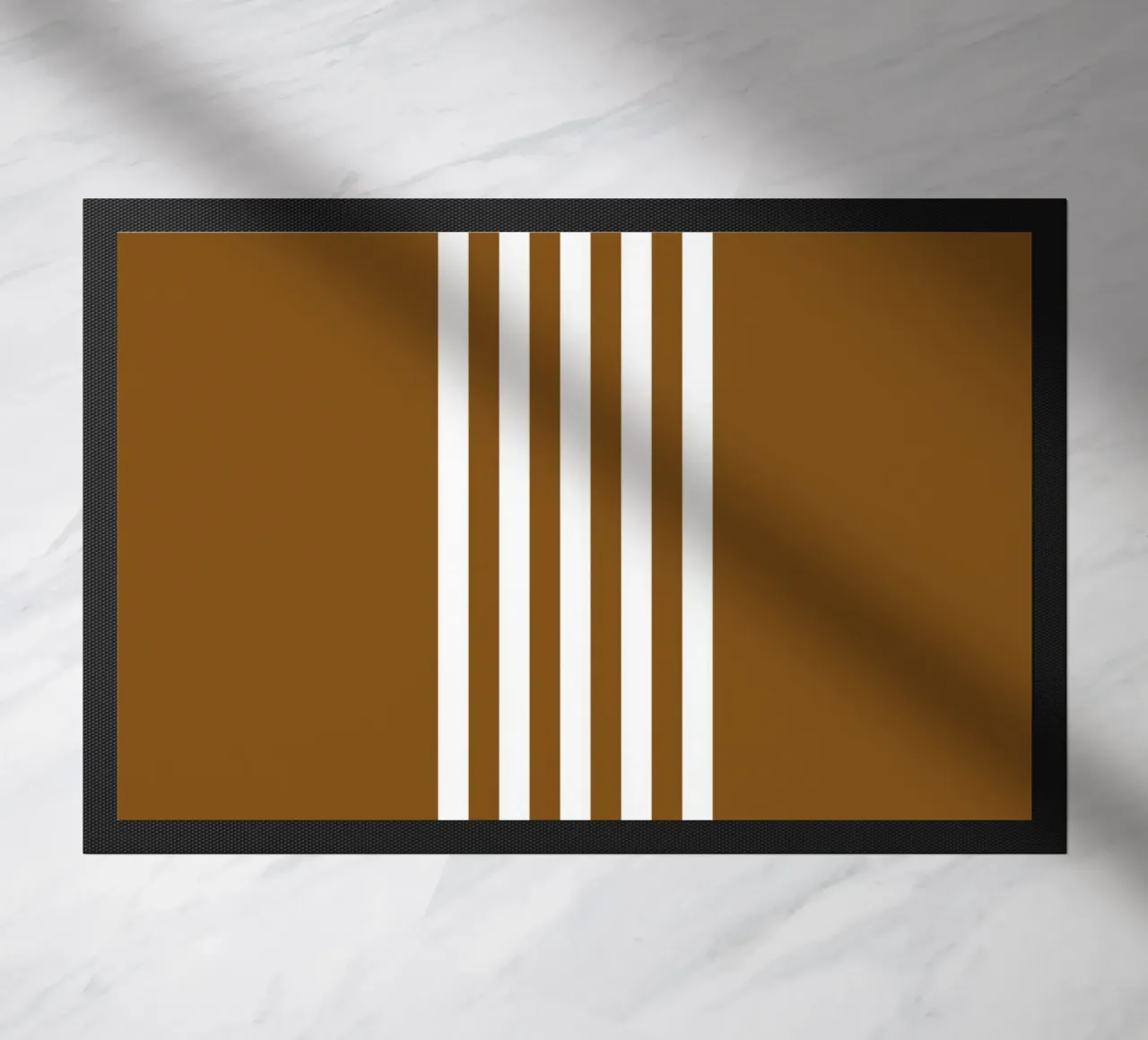 Basic Scandinavian Centered Stripes 2 | Weiß auf Dunkelbraun Fußmatte von Beauty in Simplicity