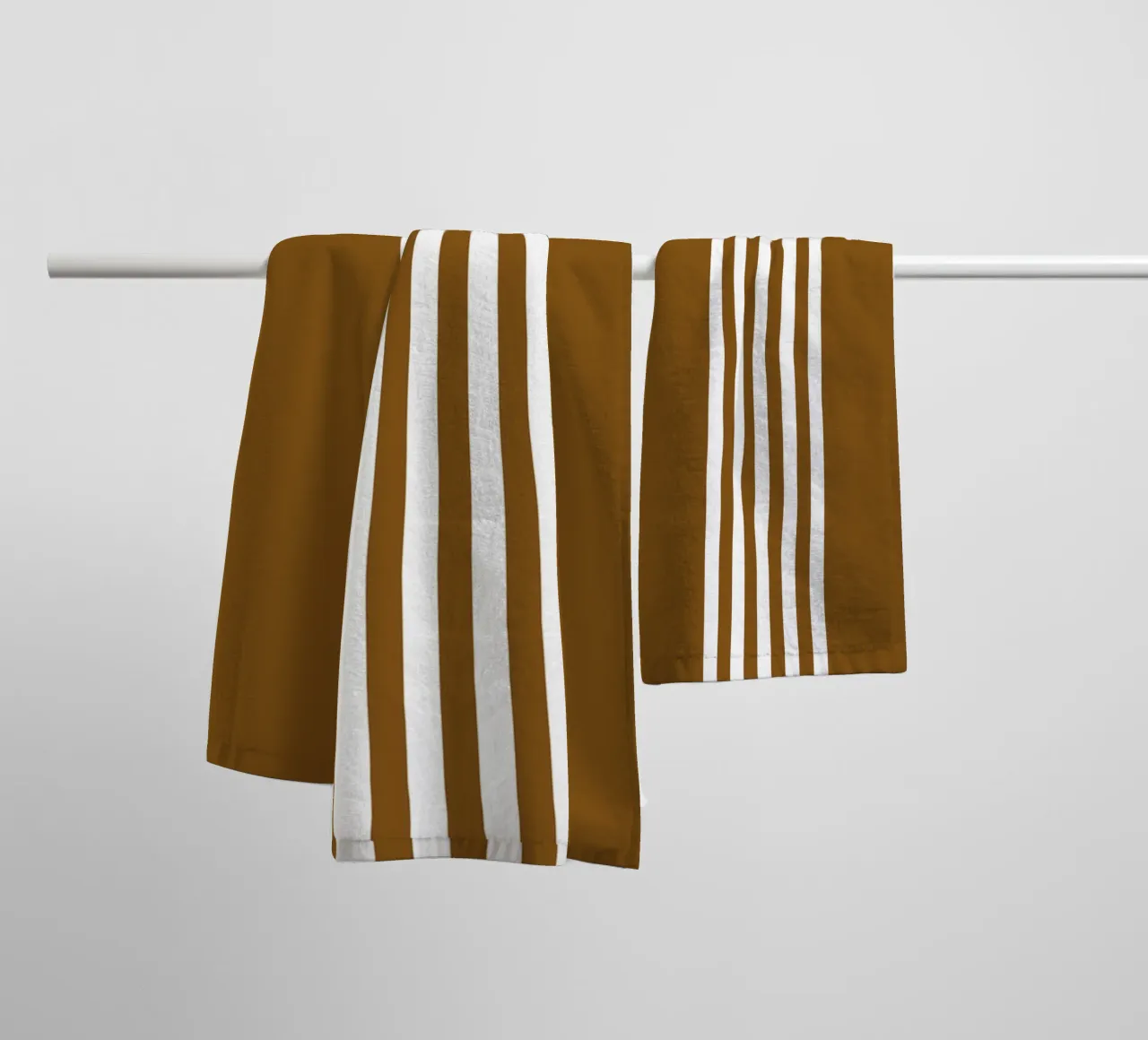 Basic Scandinavian Centered Stripes 2 | Weiß auf Dunkelbraun Handtuch von Beauty in Simplicity