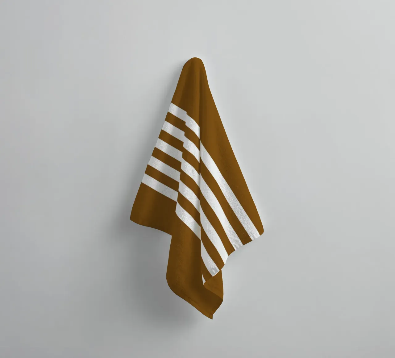 Basic Scandinavian Centered Stripes 2 | Weiß auf Dunkelbraun Handtuch von Beauty in Simplicity