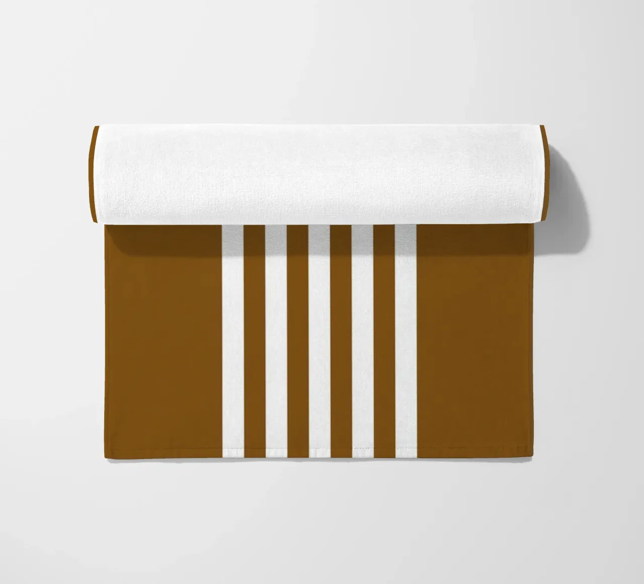 Basic Scandinavian Centered Stripes 2 | Weiß auf Dunkelbraun Strandtuch von Beauty in Simplicity