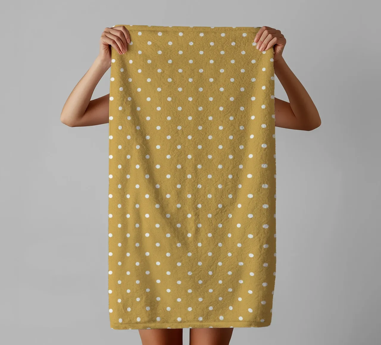 Minimal Basic Classic Polka Dots | Weiß auf Senfgelb Handtuch von Beauty in Simplicity