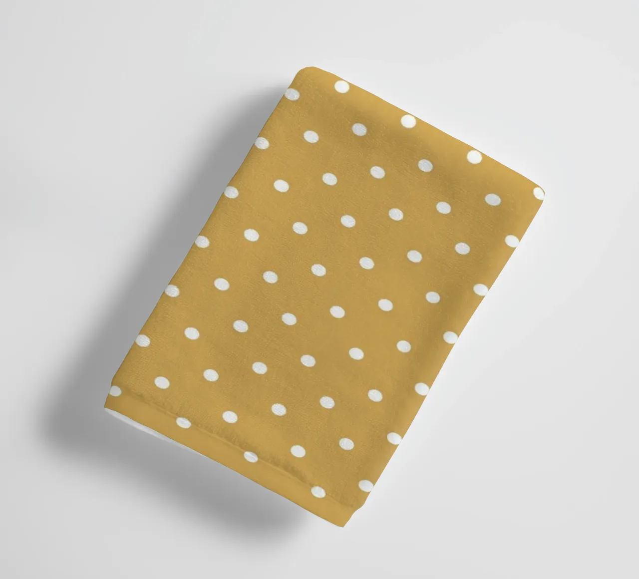Minimal Basic Classic Polka Dots | Weiß auf Senfgelb Handtuch von Beauty in Simplicity