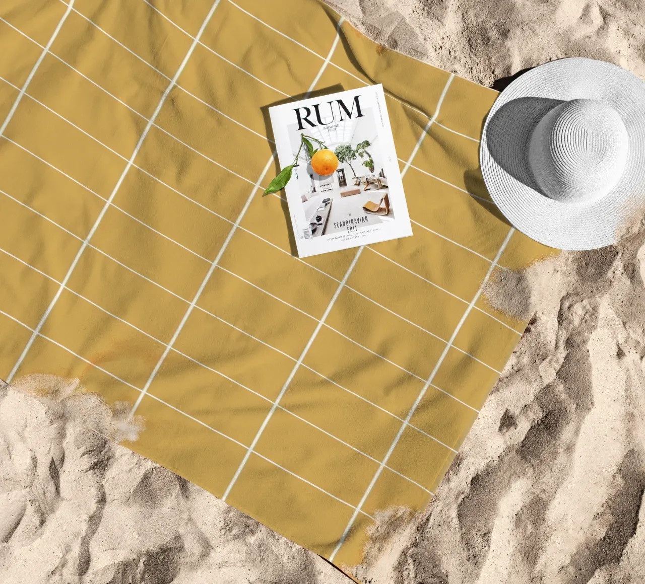 Minimal Basic Klassiek Groot Raster | Wit op Mosterdgeel strandhanddoek van Beauty in Simplicity