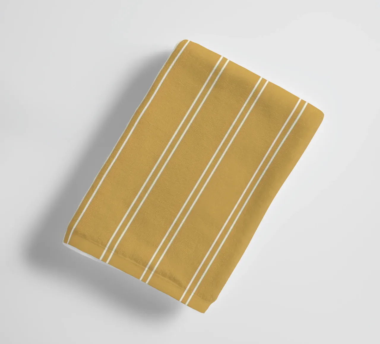 Minimal Basic Klassieke Krijtstreep | Wit op Mosterdgeel badhanddoek van Beauty in Simplicity