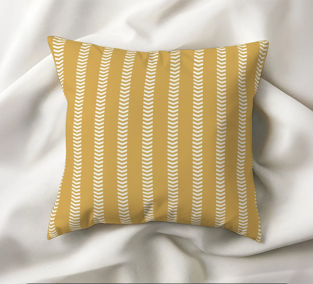 Basic Chic Mudcloth Frecce a strisce bianche su giallo senape cuscino da Beauty in Simplicity