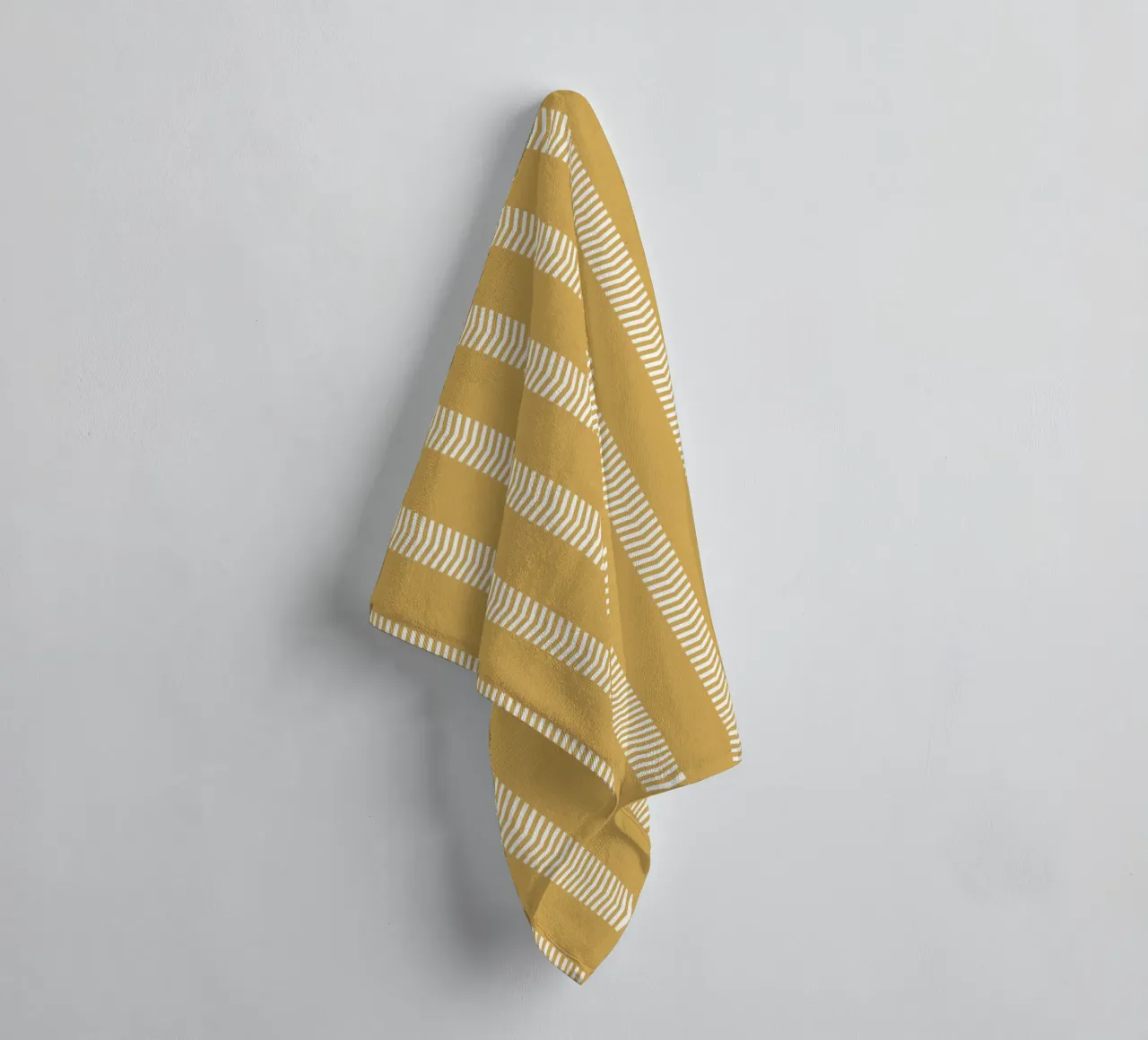 Basic Chic Mudcloth Flèches rayées | Blanc sur Jaune moutarde serviette de bain de Beauty in Simplicity