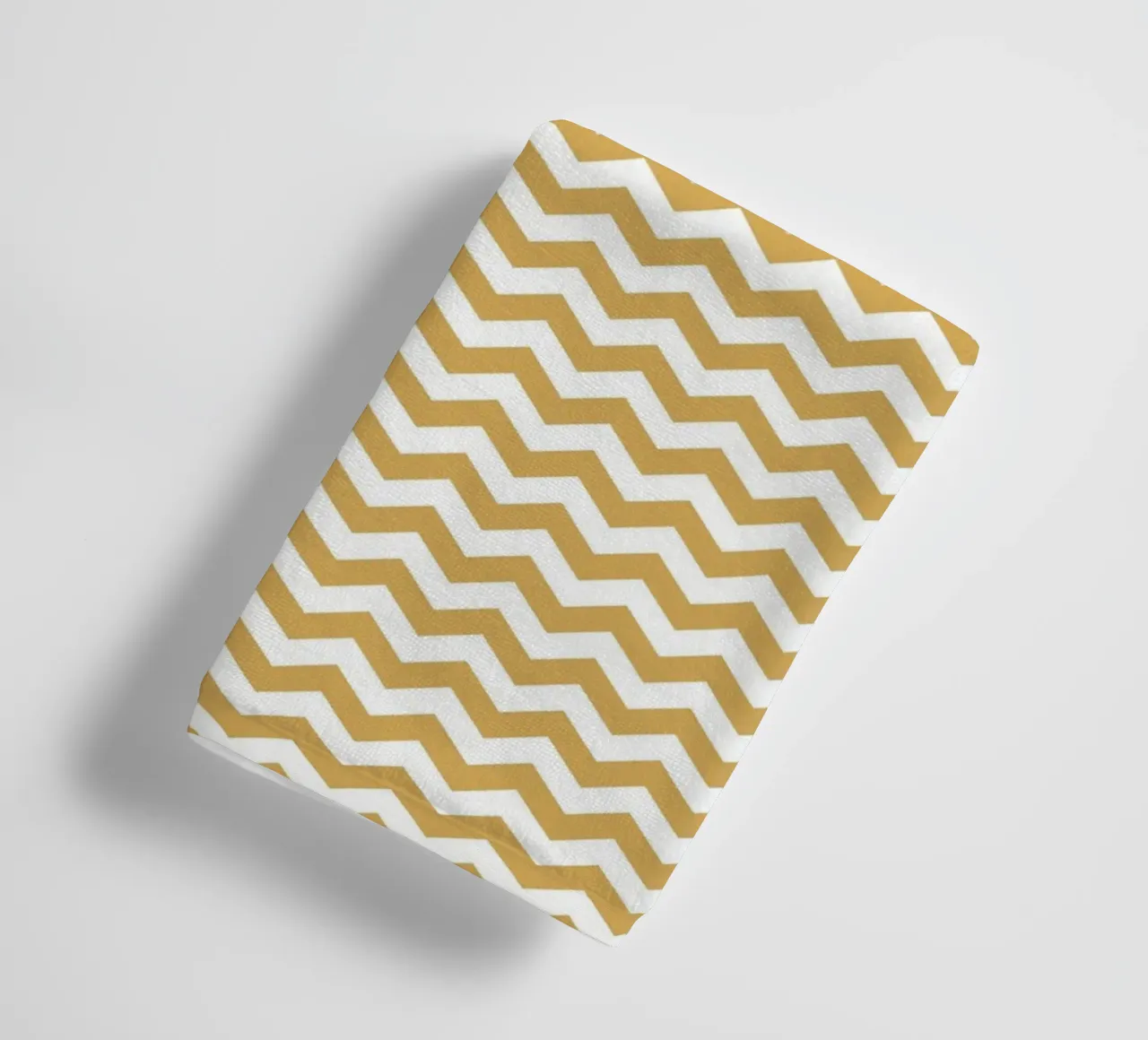 Minimal Chic Basic Chevron | Blanc et Jaune moutarde foncé serviette de bain de Beauty in Simplicity
