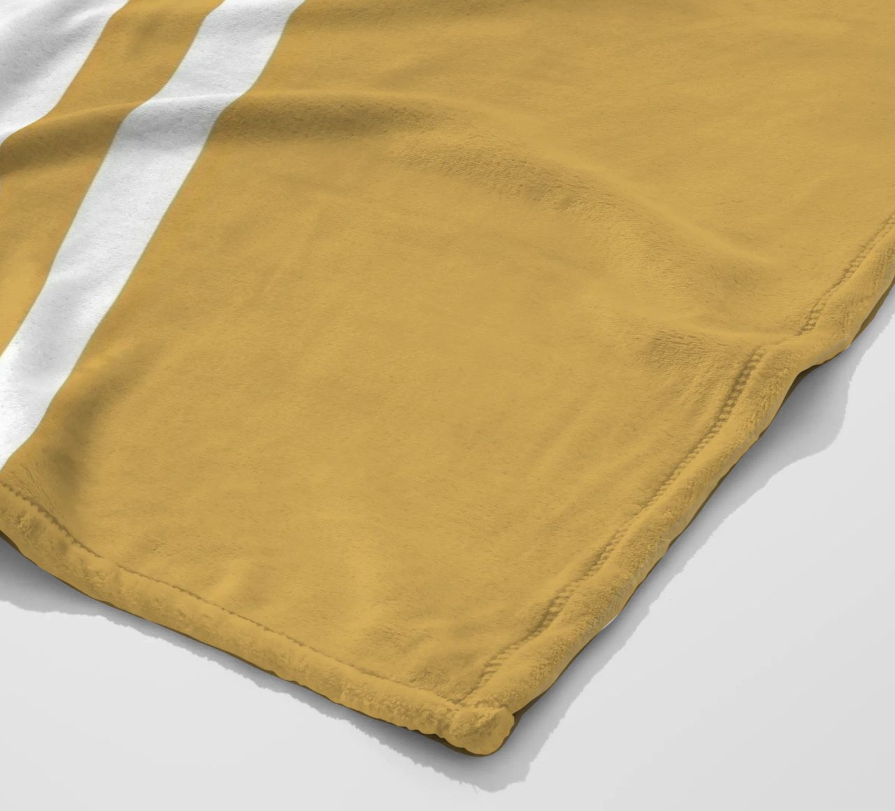 Basic Scandi Centered Stripes 1 | Weiß auf Senfgelb Fleecedecke von Beauty in Simplicity