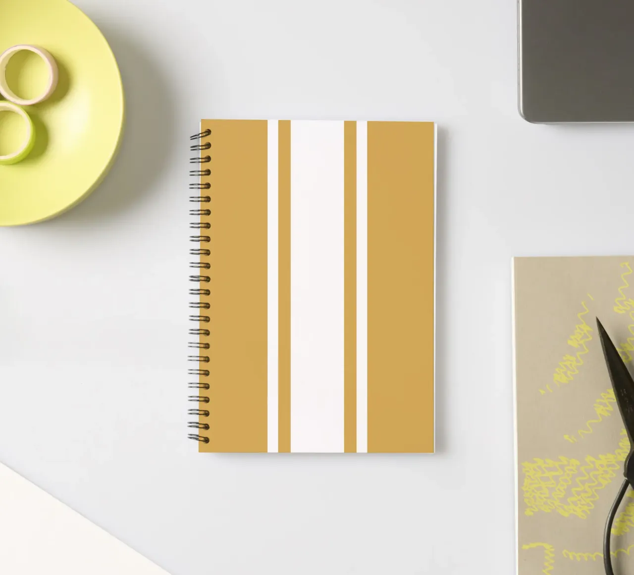 Basic Scandi Centered Stripes 1 | Blanc sur jaune moutarde carnet à spirale de Beauty in Simplicity