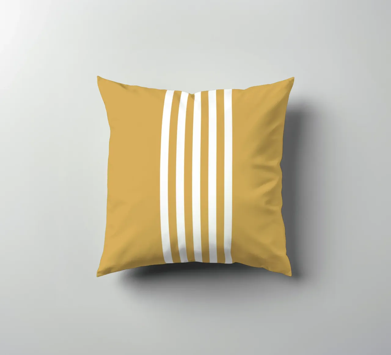 Strisce centrate Basic Scandi 2 | Bianco su giallo senape cuscino da Beauty in Simplicity