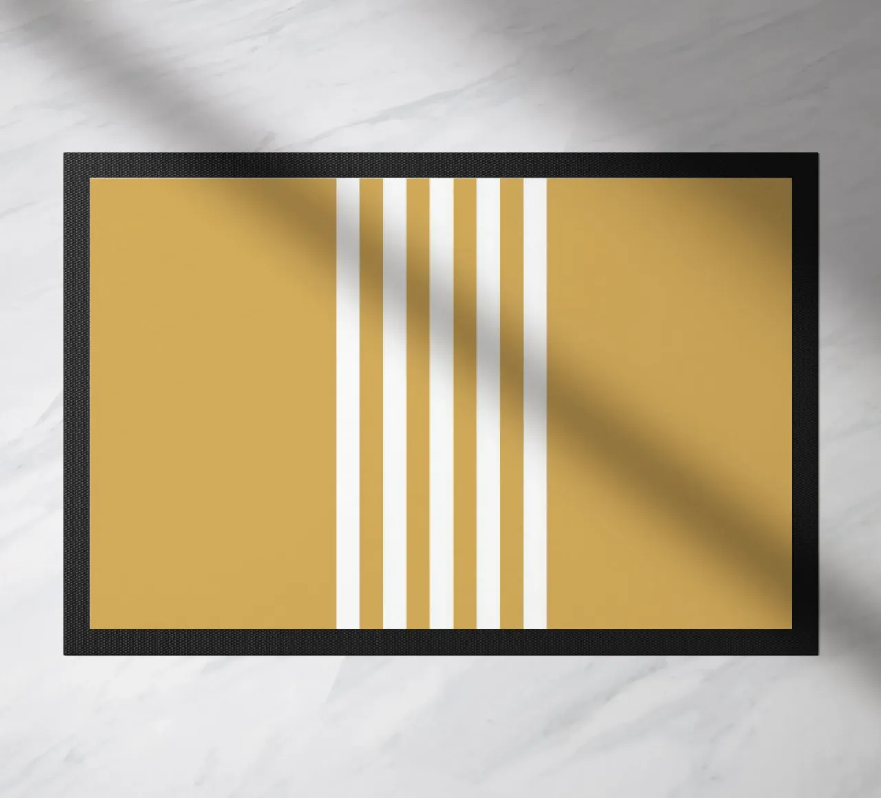 Strisce centrate Basic Scandi 2 | Bianco su giallo senape zerbino da Beauty in Simplicity