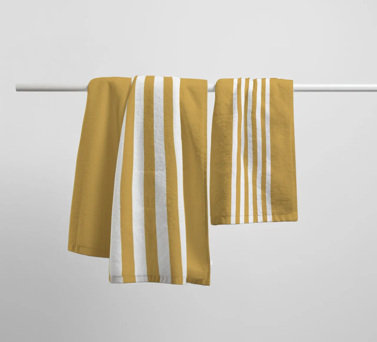 Basic Scandi Centered Stripes 2 | Blanc sur jaune moutarde serviette de bain de Beauty in Simplicity