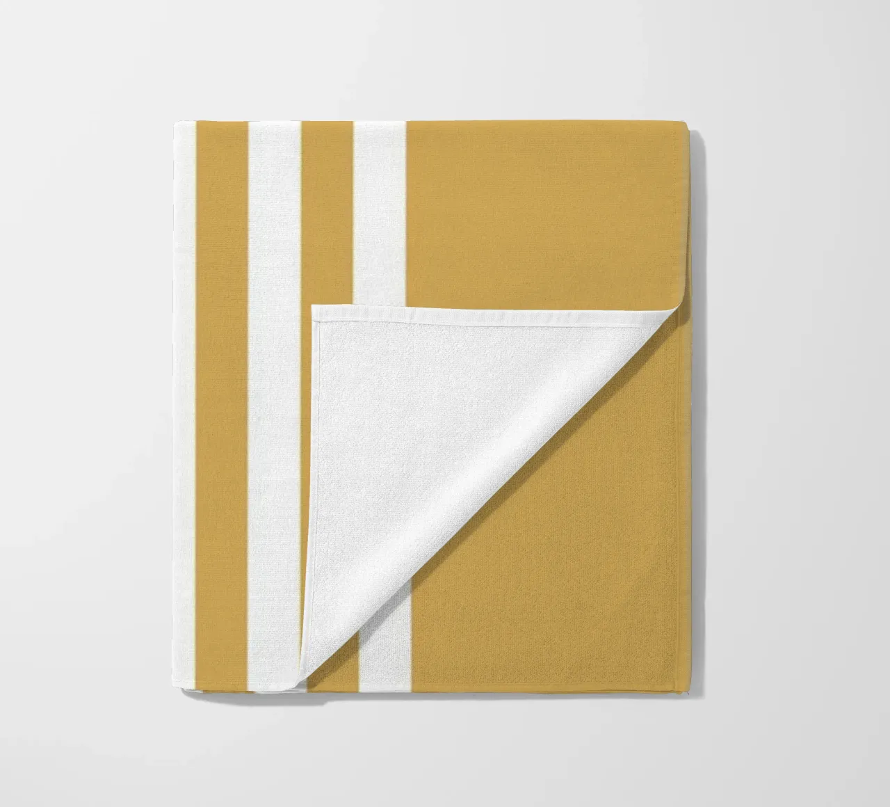 Basis Scandi Centered Stripes 2 | Wit op Mosterdgeel strandhanddoek van Beauty in Simplicity
