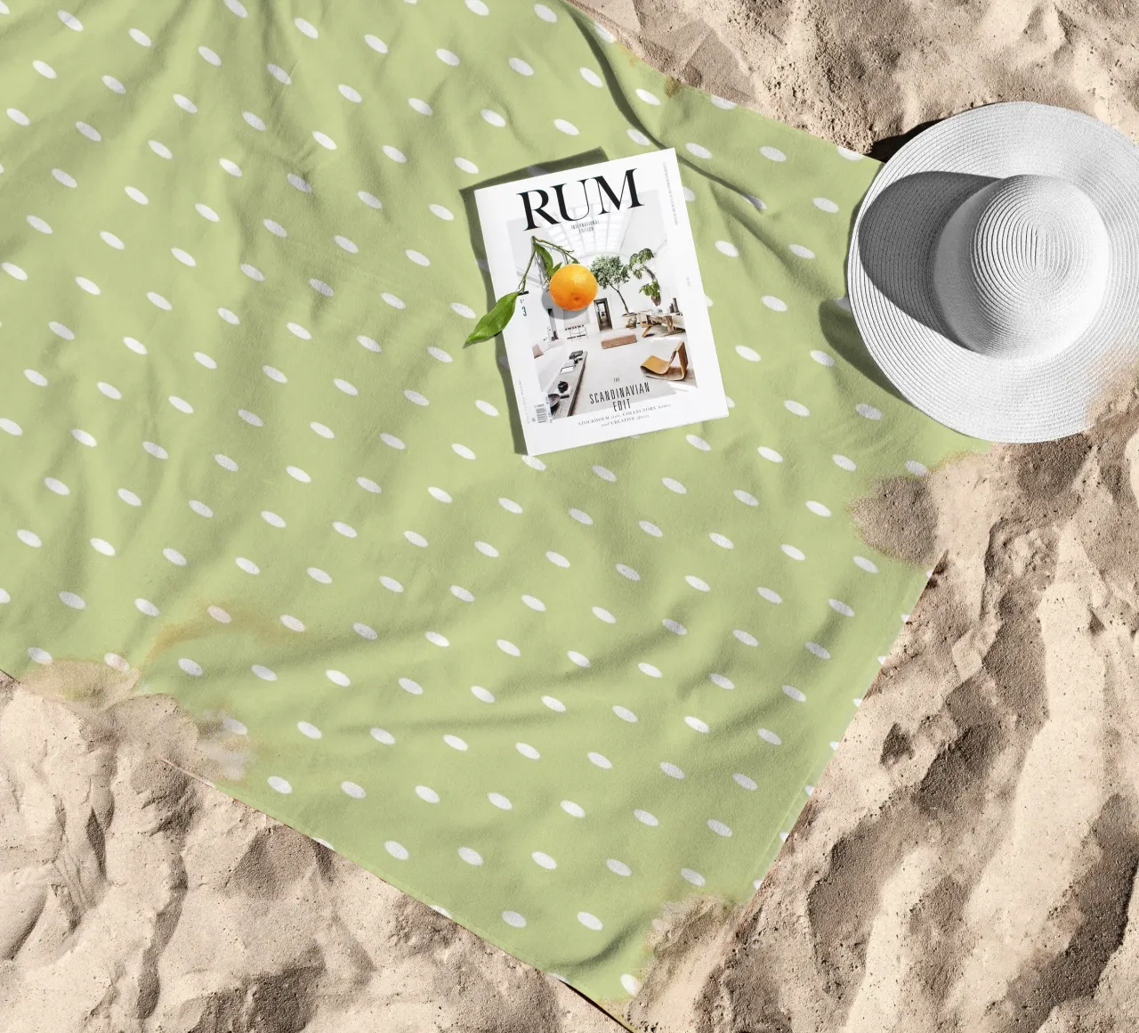 Minimal Chic Basic Klassieke Polka Dots | Wit op Appelgroen strandhanddoek van Beauty in Simplicity