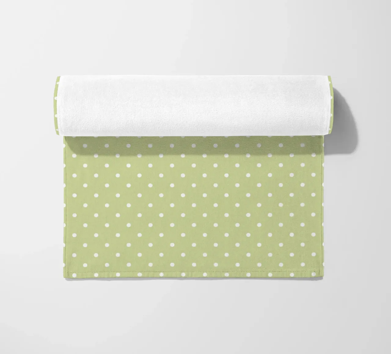 Minimal Chic Basic Klassieke Polka Dots | Wit op Appelgroen strandhanddoek van Beauty in Simplicity