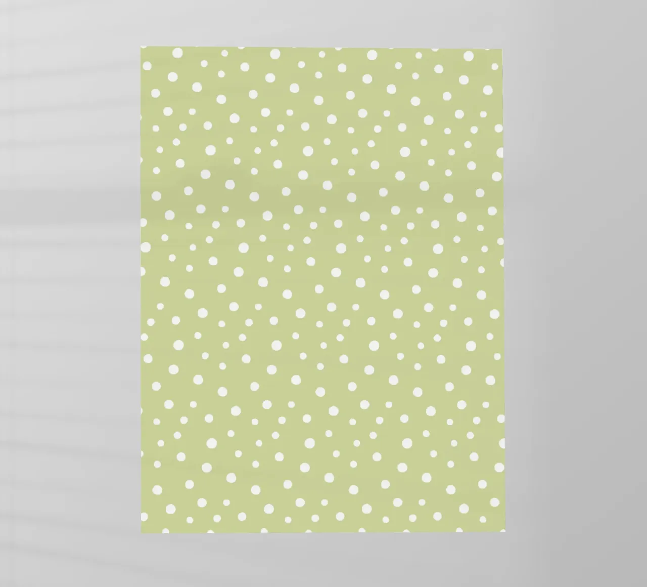 Chic Standard Disegnato a mano a pois bianchi su verde pastello pellicola backlit da Beauty in Simplicity