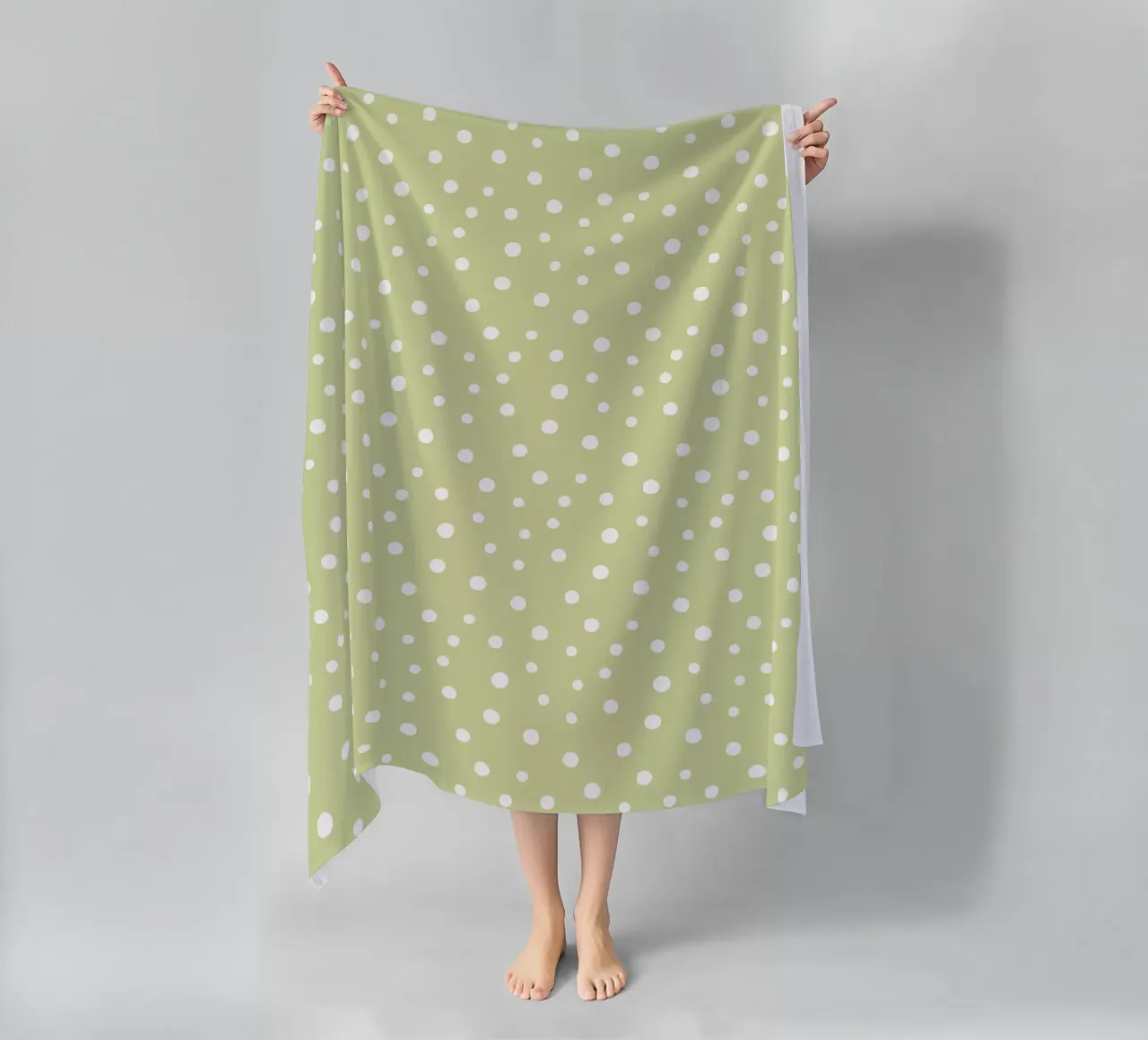 Chic Standard Disegnato a mano a pois bianchi su verde pastello telo mare da Beauty in Simplicity