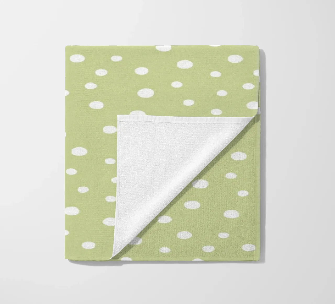 Chic Standard Disegnato a mano a pois bianchi su verde pastello telo mare da Beauty in Simplicity