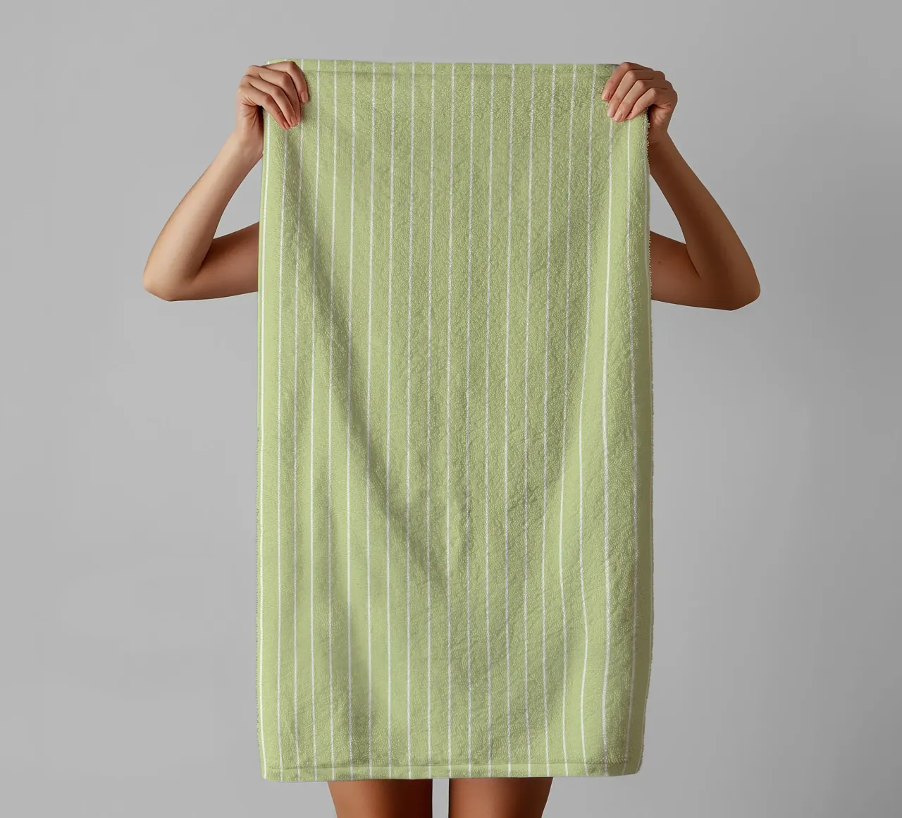 Minimal Basic Classic Nadelstreifen | Weiß auf Soft Apple Green Handtuch von Beauty in Simplicity