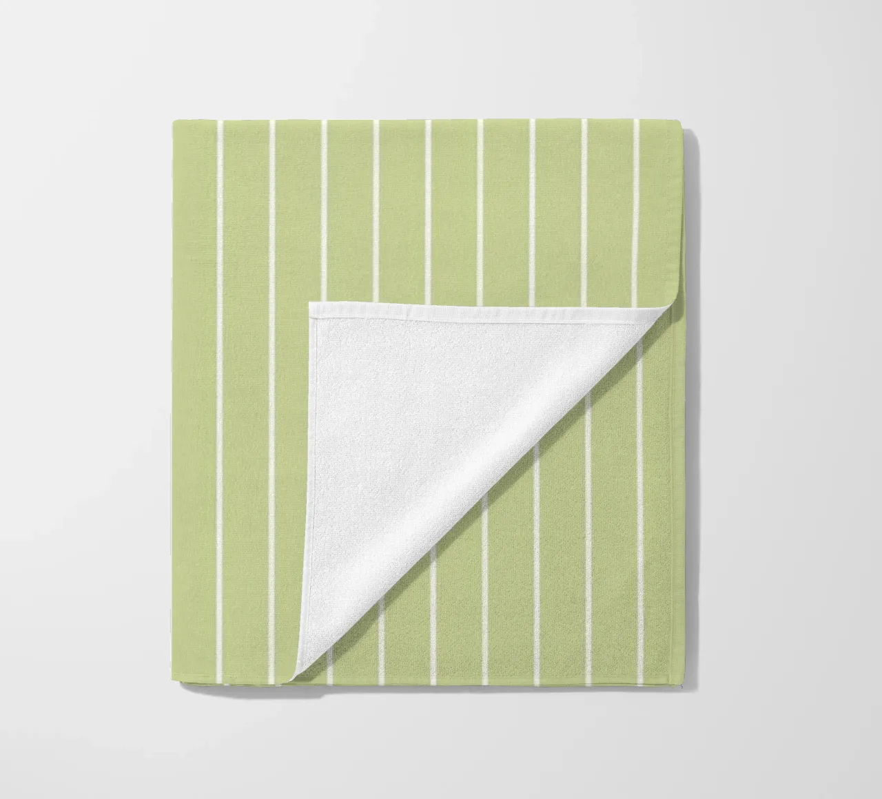 Minimal Basic Classic Pinstripe | Bianco su verde mela soft telo mare da Beauty in Simplicity