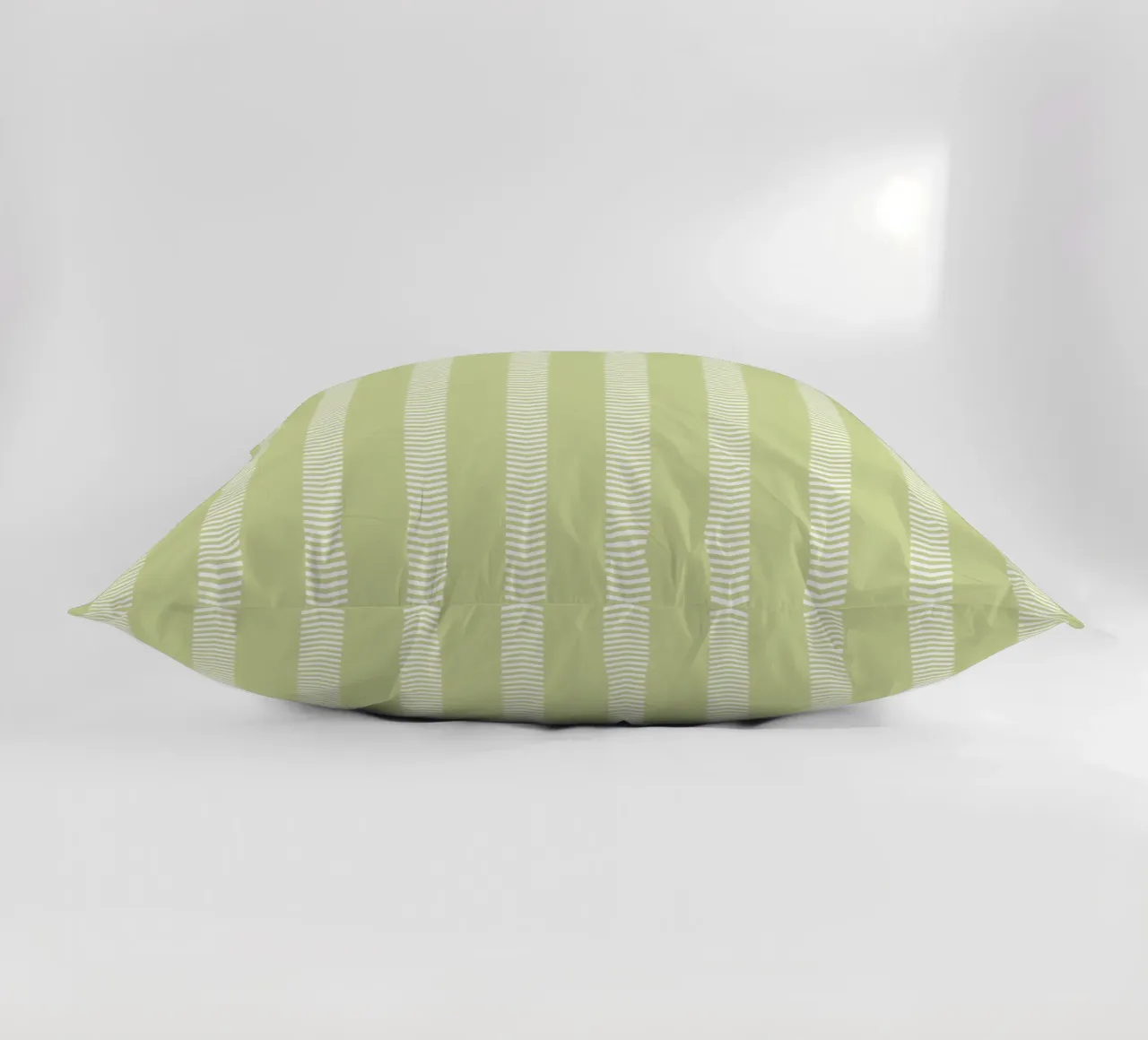 Frecce a strisce Basic Mudcloth | Bianco su verde tenue pastello cuscino da Beauty in Simplicity