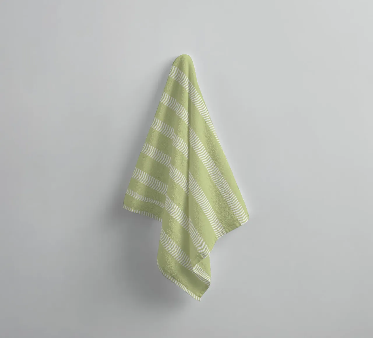 Frecce a strisce Basic Mudcloth | Bianco su verde tenue pastello asciugamano da bagno da Beauty in Simplicity