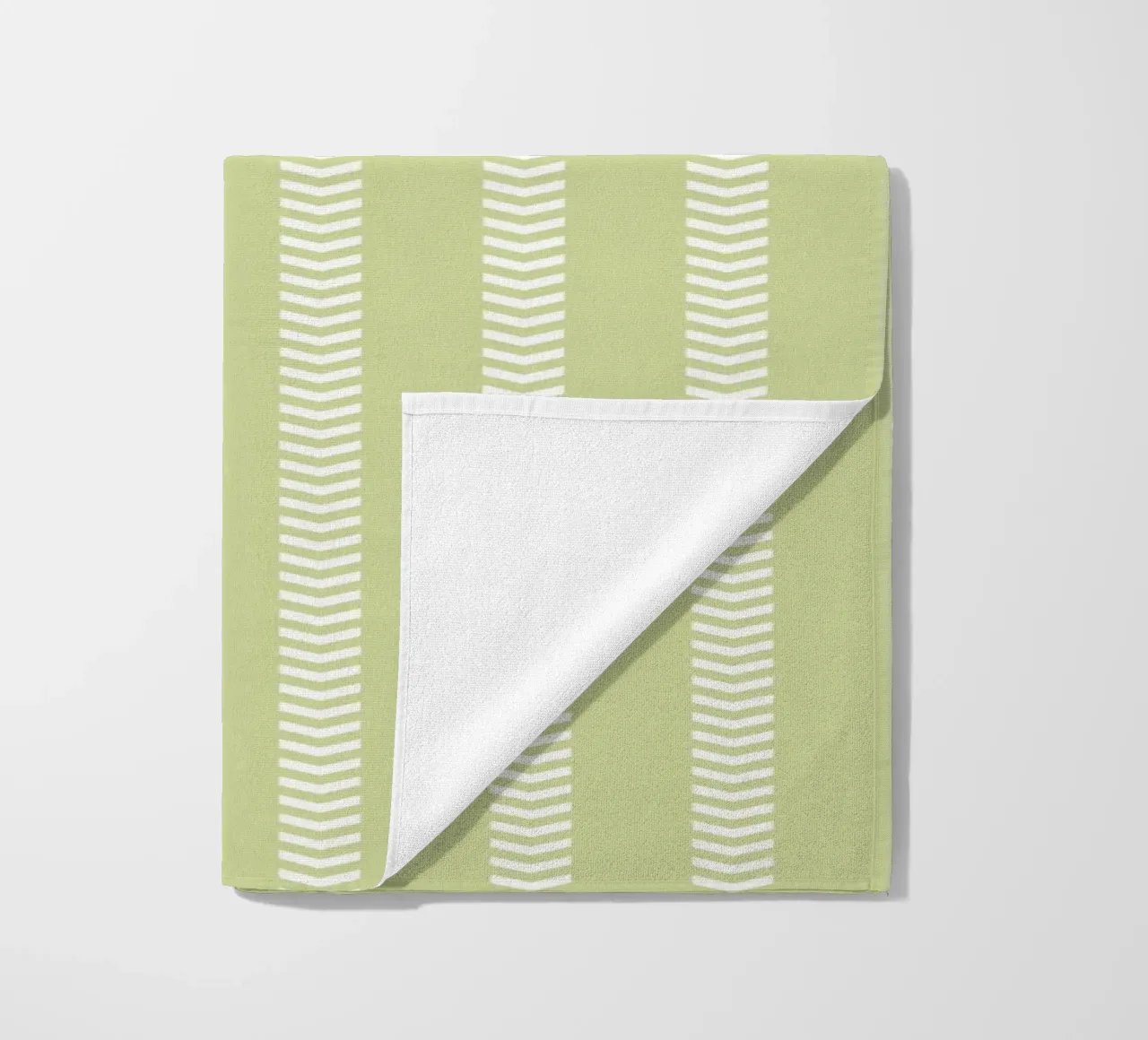 Frecce a strisce Basic Mudcloth | Bianco su verde tenue pastello telo mare da Beauty in Simplicity