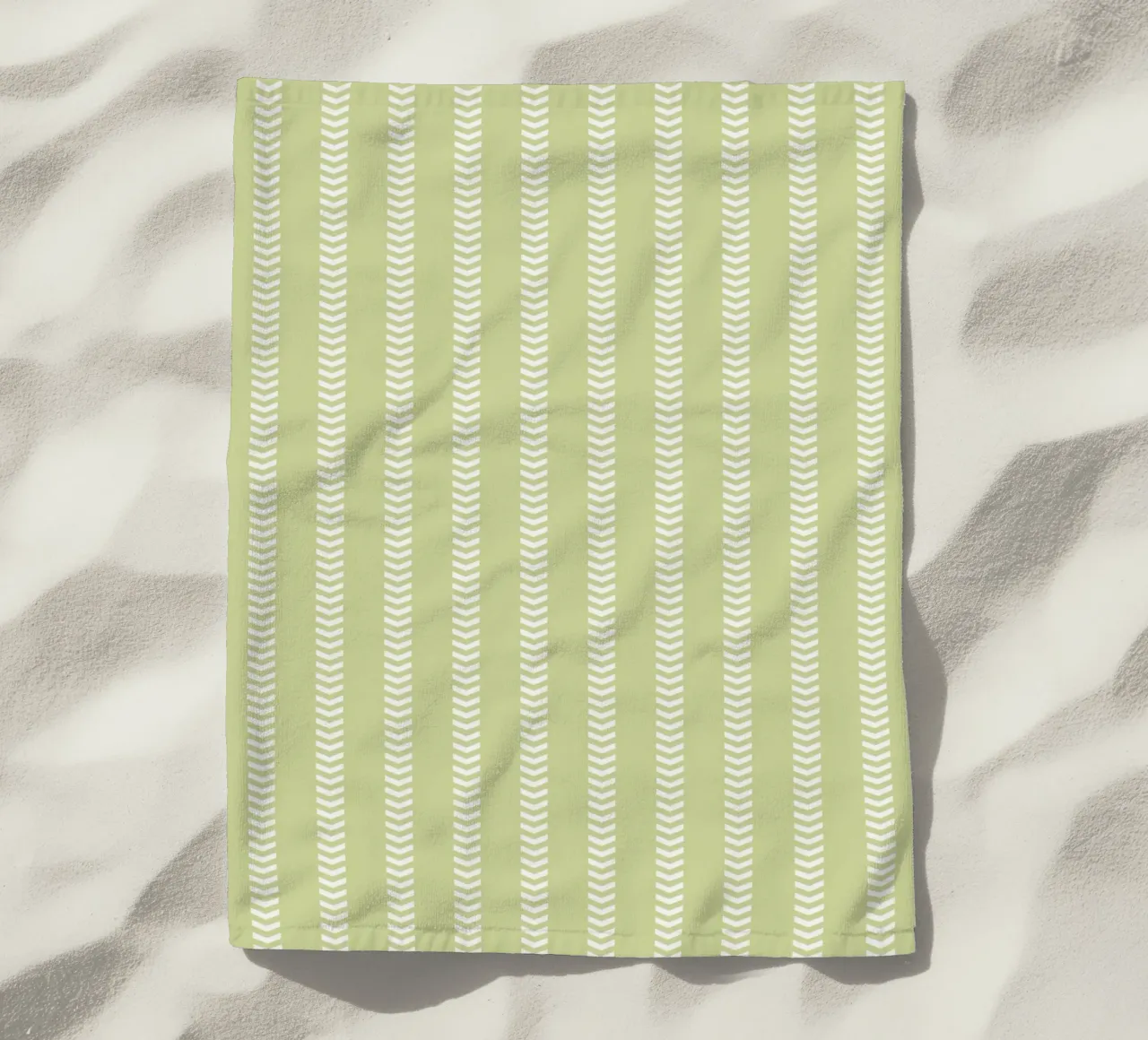 Frecce a strisce Basic Mudcloth | Bianco su verde tenue pastello telo mare da Beauty in Simplicity