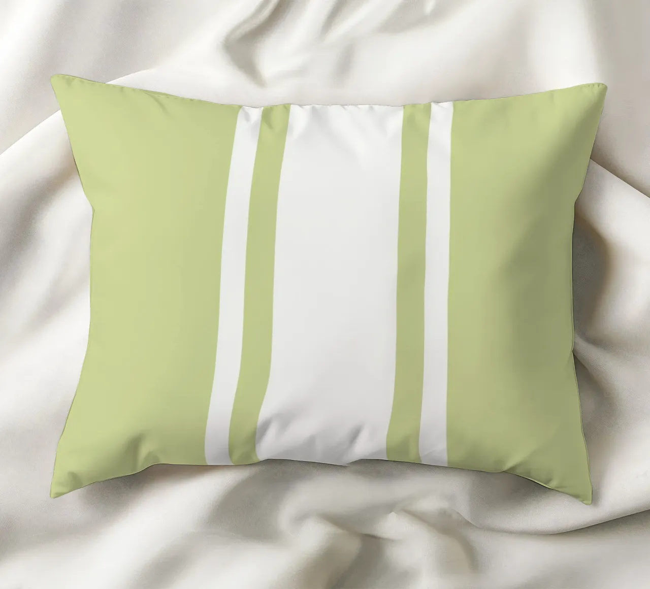 Basic Chic Scandi a righe centrate 1 | Bianco su verde tenue cuscino da Beauty in Simplicity