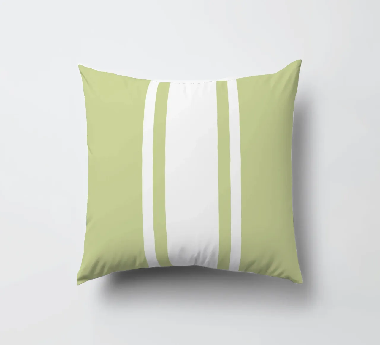 Basic Chic Scandi a righe centrate 1 | Bianco su verde tenue cuscino da Beauty in Simplicity