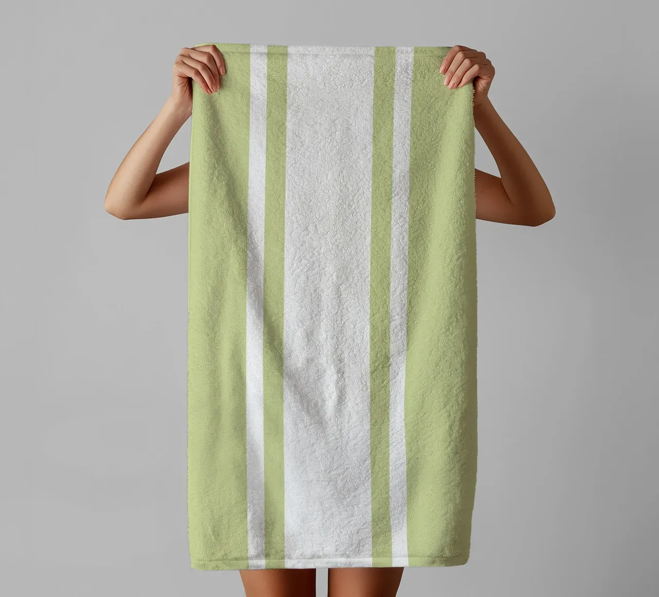 Basic Chic Scandi a righe centrate 1 | Bianco su verde tenue asciugamano da bagno da Beauty in Simplicity