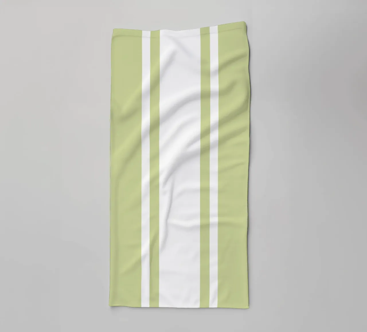 Basic Chic Scandi a righe centrate 1 | Bianco su verde tenue asciugamano da bagno da Beauty in Simplicity