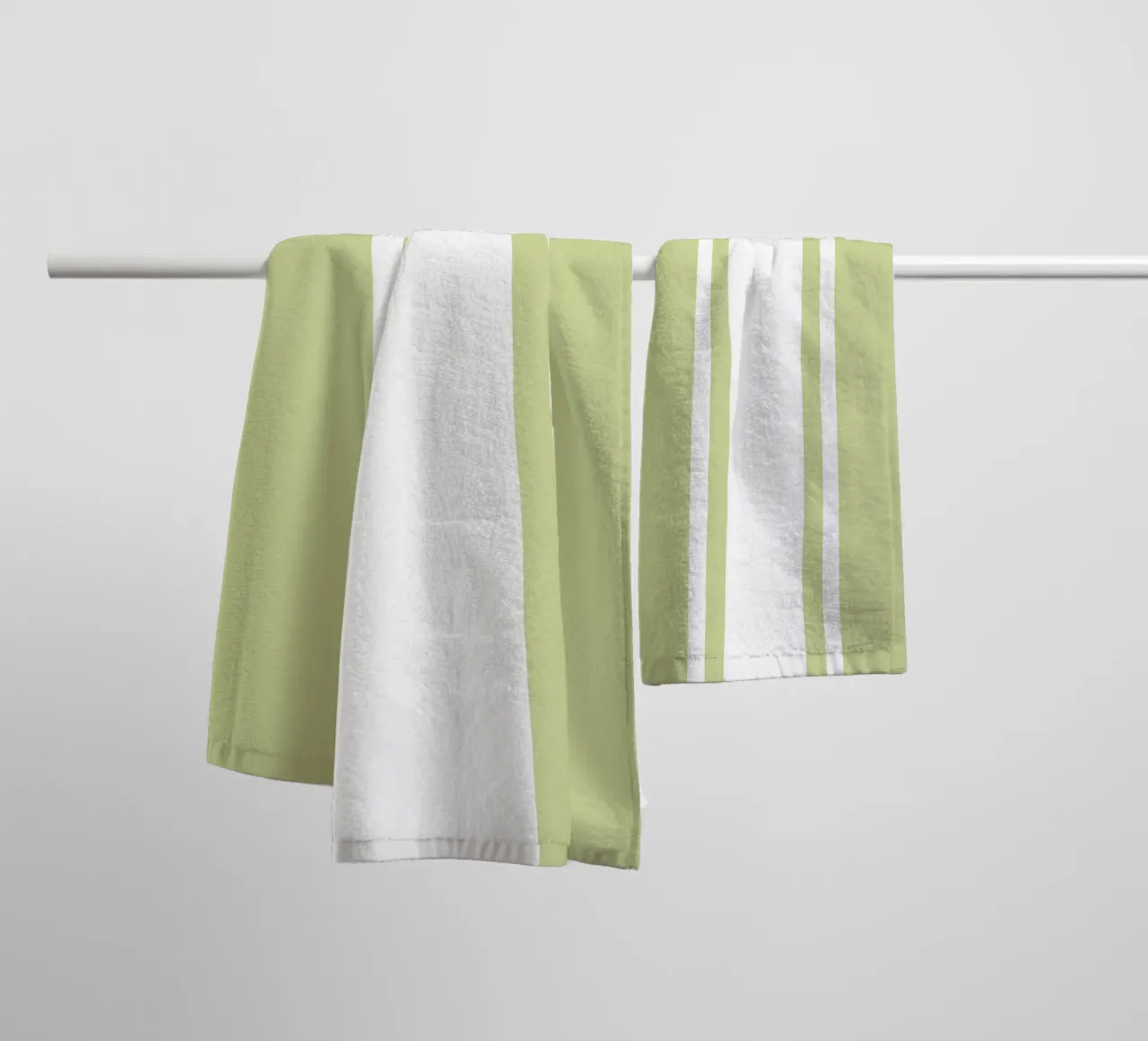 Basic Chic Scandi a righe centrate 1 | Bianco su verde tenue asciugamano da bagno da Beauty in Simplicity