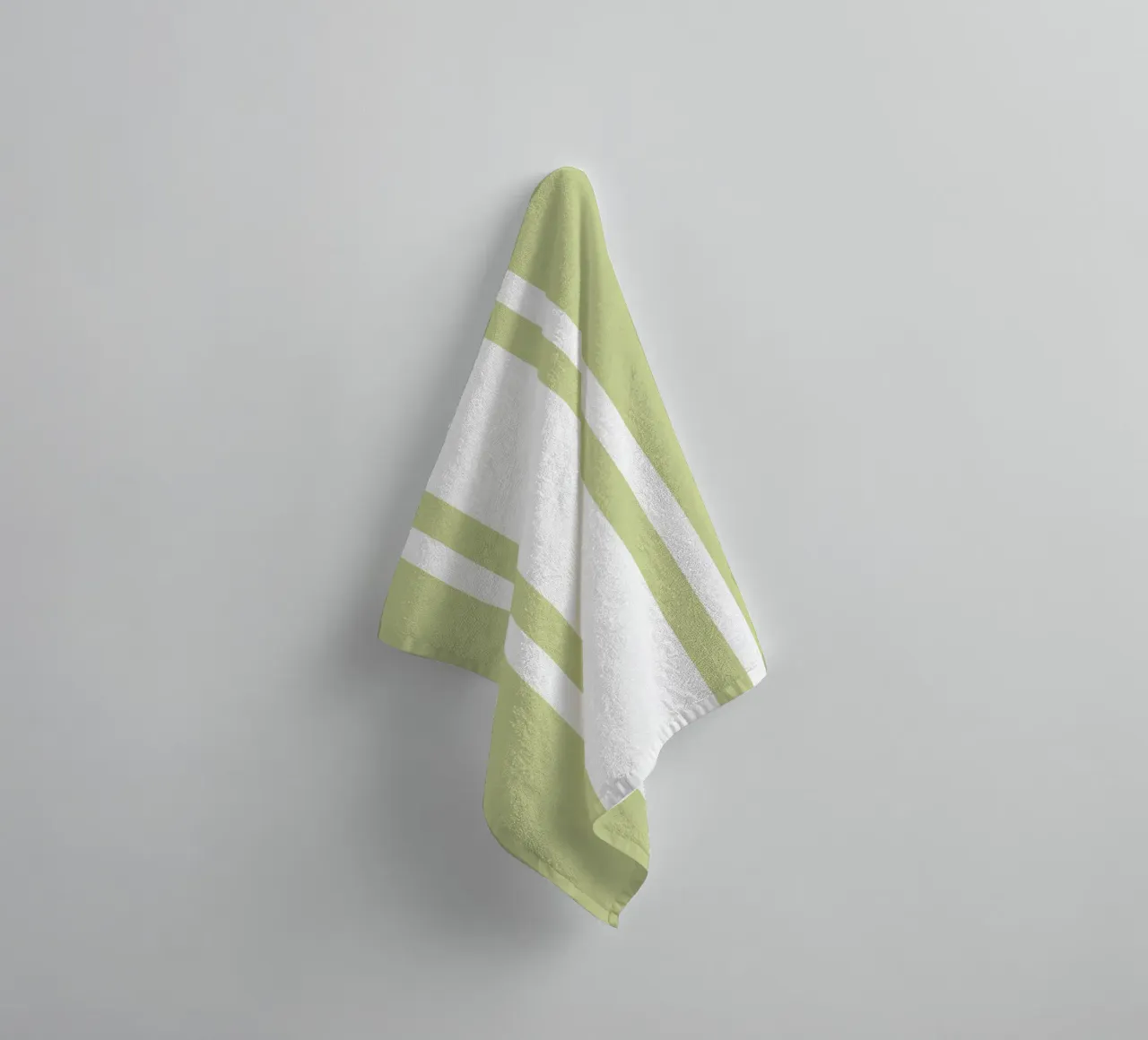 Basic Chic Scandi a righe centrate 1 | Bianco su verde tenue asciugamano da bagno da Beauty in Simplicity