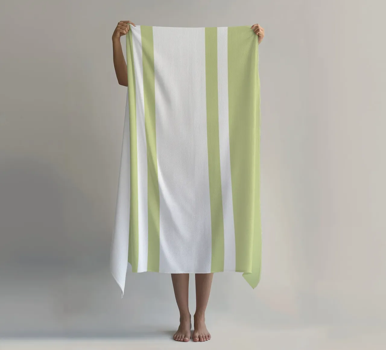 Basic Chic Scandi a righe centrate 1 | Bianco su verde tenue telo mare da Beauty in Simplicity