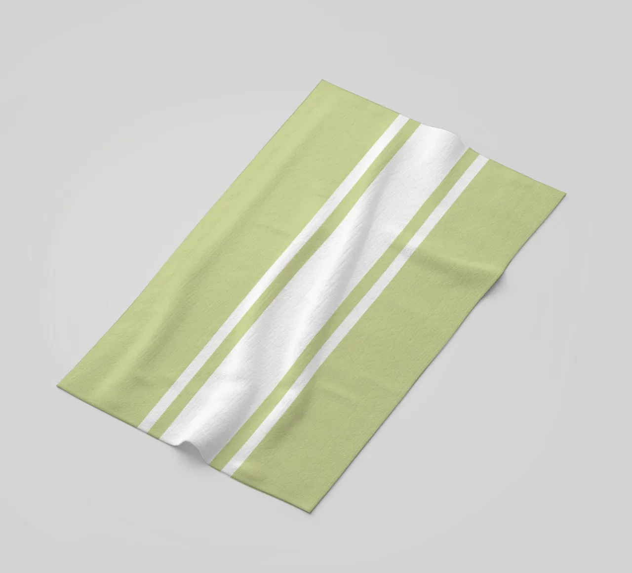 Basic Chic Scandi a righe centrate 1 | Bianco su verde tenue telo mare da Beauty in Simplicity