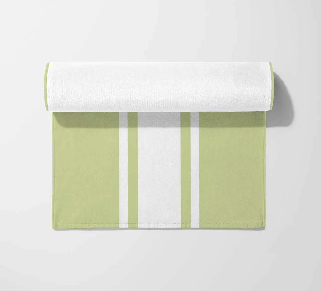 Basic Chic Scandi a righe centrate 1 | Bianco su verde tenue telo mare da Beauty in Simplicity