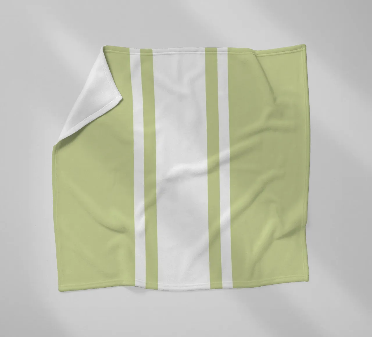 Basic Chic Scandi a righe centrate 1 | Bianco su verde tenue coperta in pile da Beauty in Simplicity