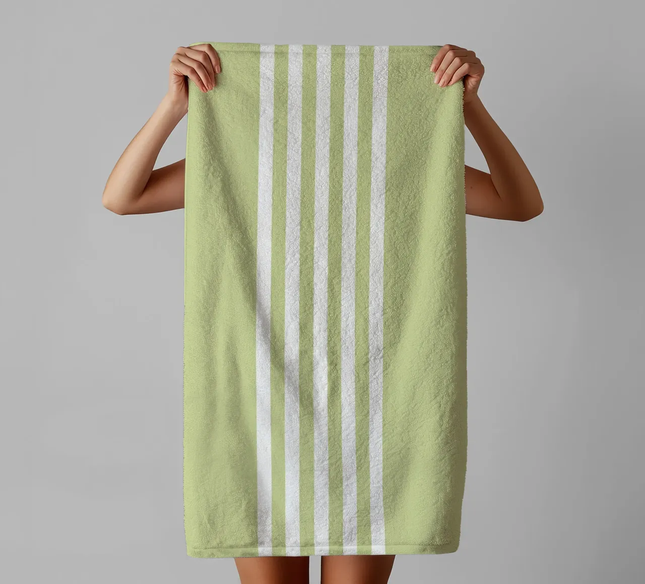 Basic Scandi Chic Centered Stripes 2 | Blanc sur vert pastel serviette de bain de Beauty in Simplicity