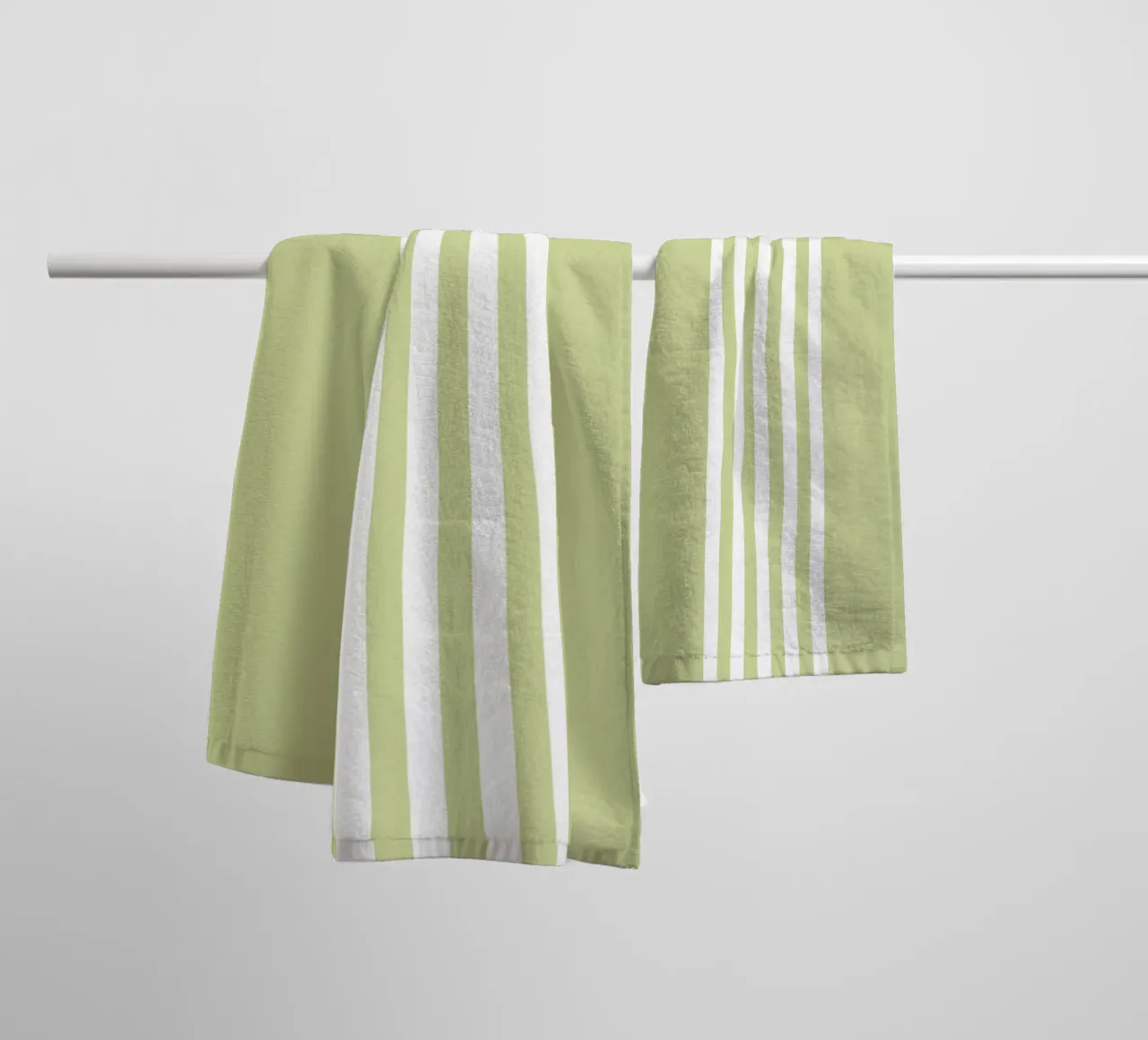 Basic Scandi Chic Centered Stripes 2 | Blanc sur vert pastel serviette de bain de Beauty in Simplicity