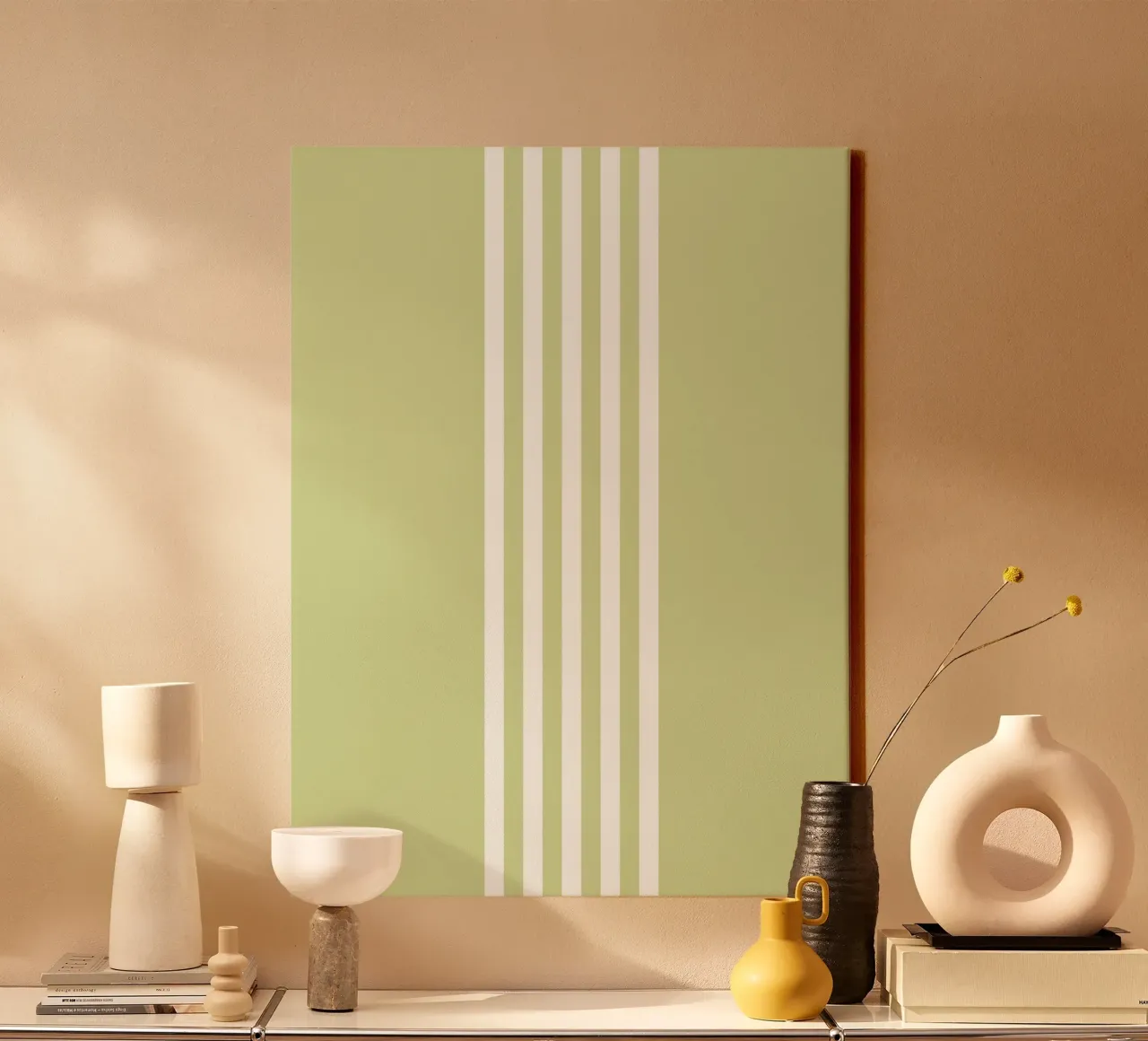 Strisce centrate Basic Scandi Chic 2 | Bianco su verde pastello tela con Cornice a cassetta da Beauty in Simplicity