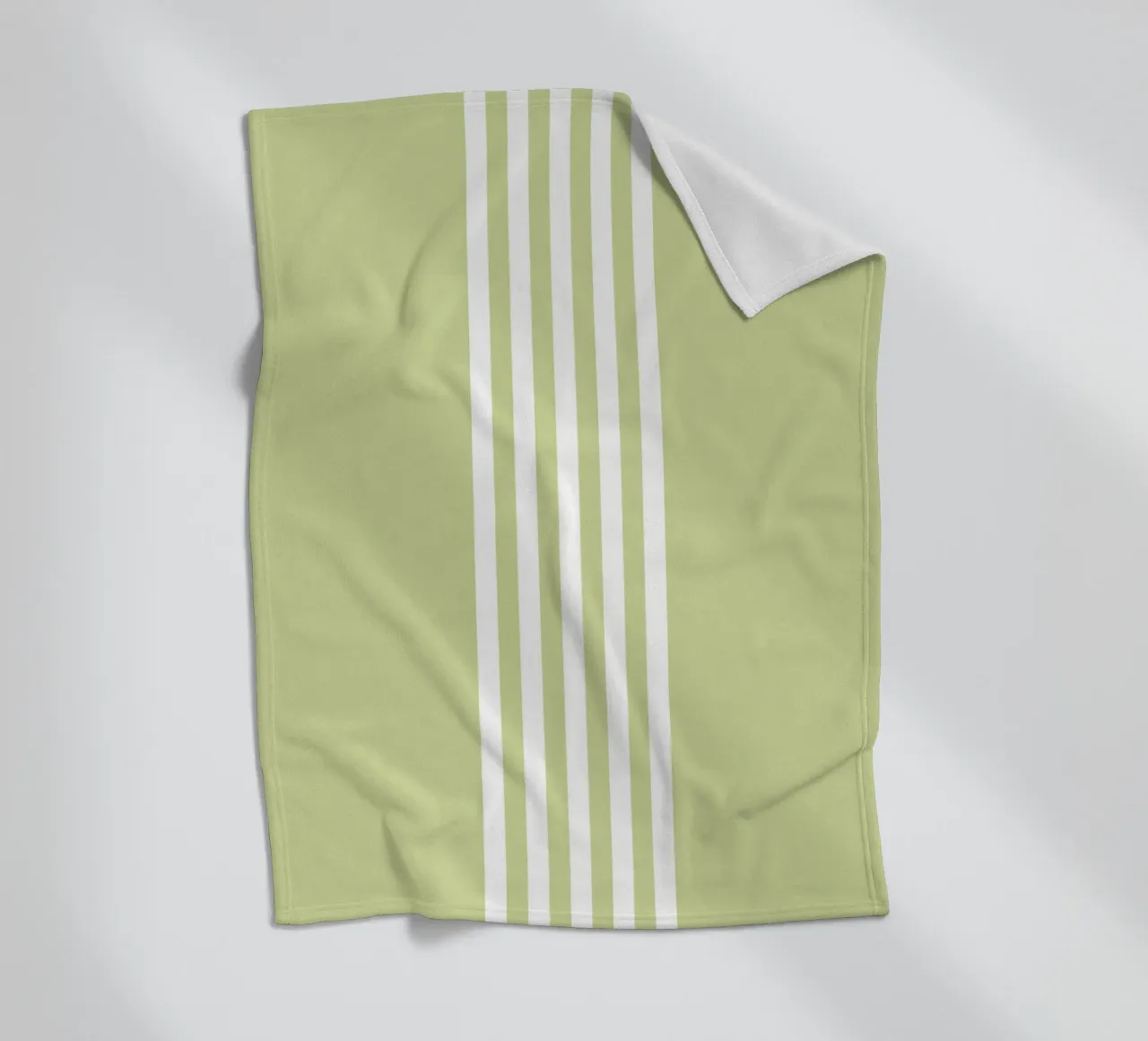 Strisce centrate Basic Scandi Chic 2 | Bianco su verde pastello coperta in pile da Beauty in Simplicity