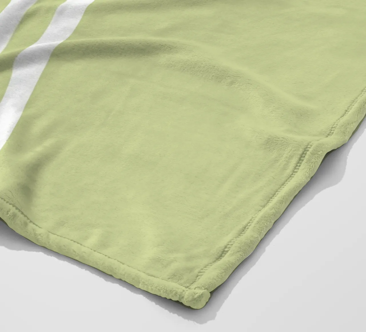 Strisce centrate Basic Scandi Chic 2 | Bianco su verde pastello coperta in pile da Beauty in Simplicity