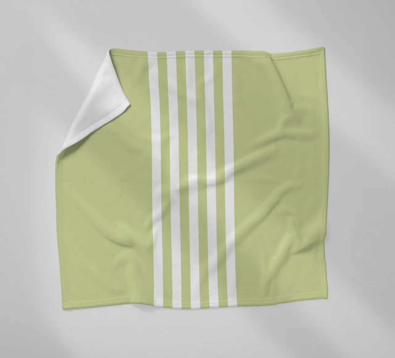 Strisce centrate Basic Scandi Chic 2 | Bianco su verde pastello coperta in pile da Beauty in Simplicity