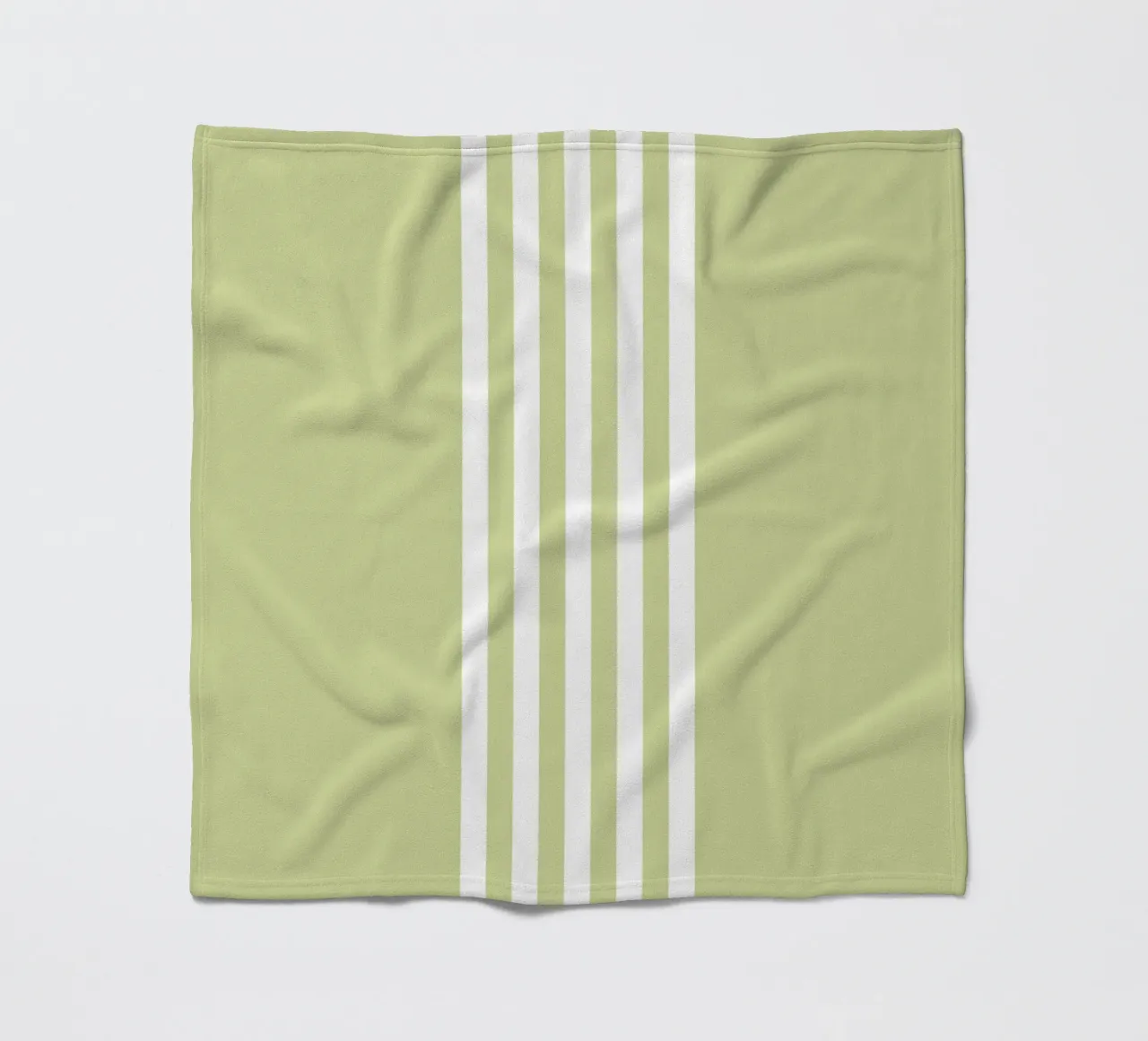 Strisce centrate Basic Scandi Chic 2 | Bianco su verde pastello coperta in pile da Beauty in Simplicity