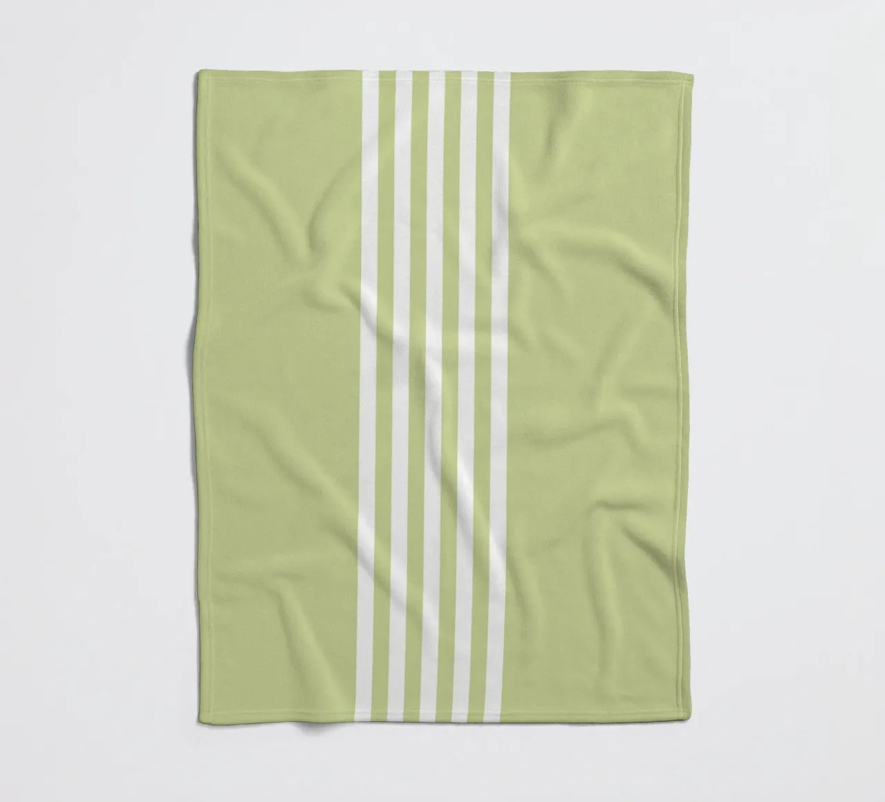 Strisce centrate Basic Scandi Chic 2 | Bianco su verde pastello coperta in pile da Beauty in Simplicity