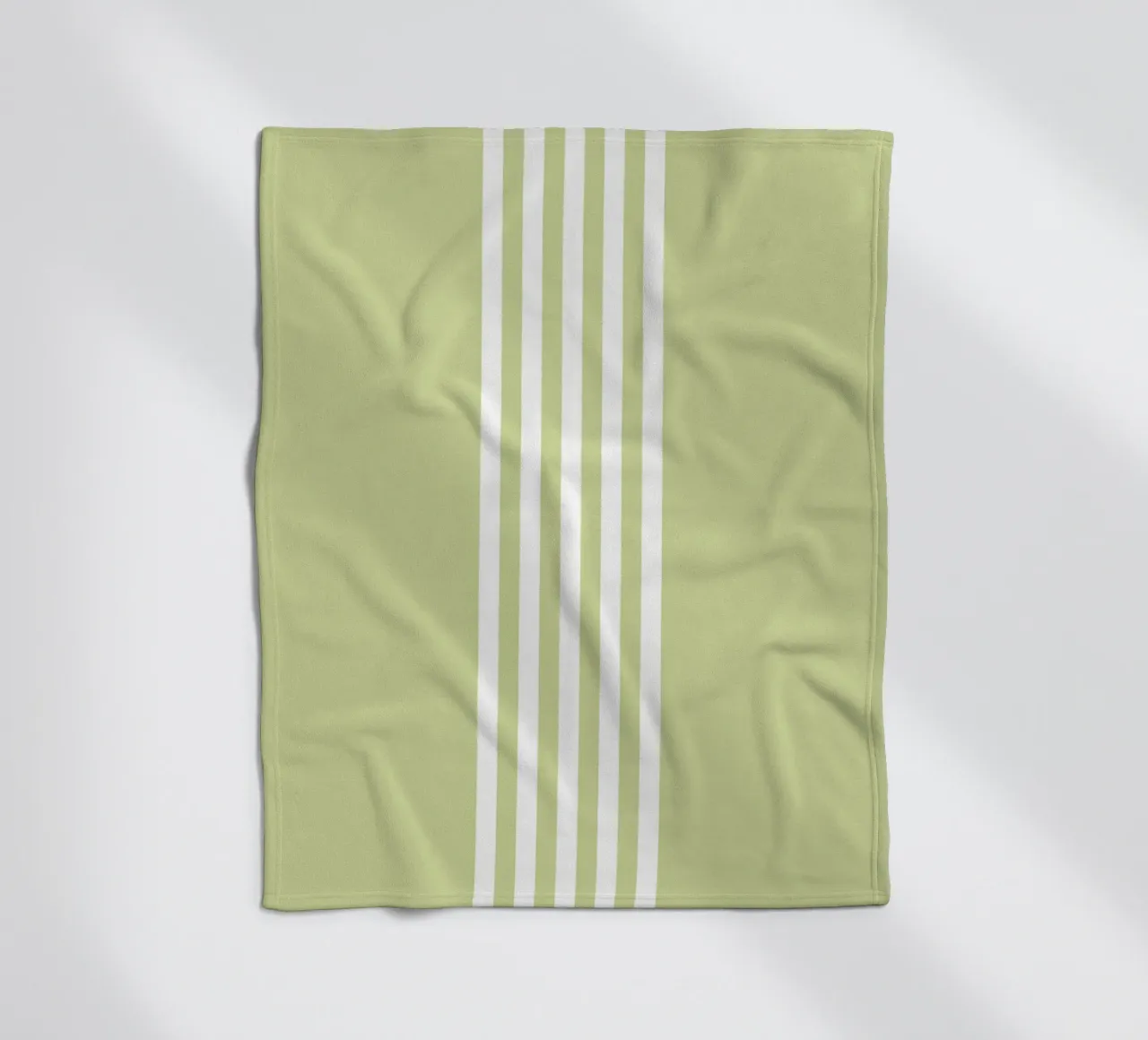 Strisce centrate Basic Scandi Chic 2 | Bianco su verde pastello coperta in pile da Beauty in Simplicity